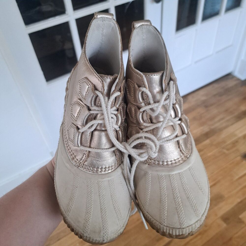 Sorel Out N About Rose Gold Metallic Ankle Short Duck Boot Womens Size 6.5 Shoe - Picture 2 of 6
